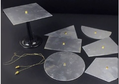 Set of flat plates for determining the center of gravity